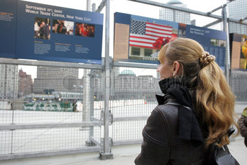 New York  eine Frau informiert sich ueber die Ereignisse am Ground Zero