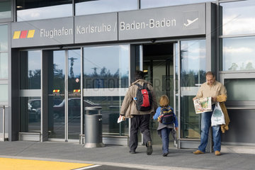 Baden-Baden  Reisende betreten den Flughafen Karlsruhe / Baden-Baden