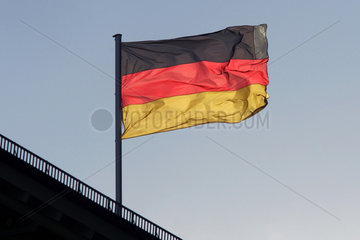 Symbolfoto  eine wehende Deutschlandfahne
