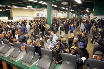 New York  Menschen in einer Wetthalle auf der Rennbahn Belmont Park