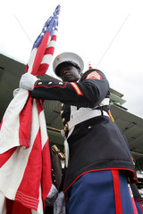 New York  Soldat traegt eine eingerollte Nationalflagge der USA