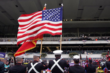 New York  Soldaten halten die Nationalflagge der USA