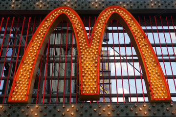 New York  beleuchtetes Logo von McDonalds