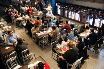 New York  Menschen in einem Restaurant von McDonalds