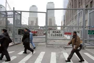 New York  Menschen ueberqueren eine Strasse am Ground Zero