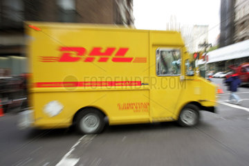 New York  Lieferwagen von DHL auf der Strasse