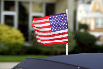 Symbolfoto  Nationalflagge der USA an einem Auto