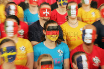 Ehrenamtliche Helfer der Fussballweltmeisterschaft 2006 mit bemalten Gesichtern