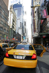 New York  ein Taxi haelt auf der Strasse