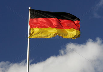 Symbolfoto  eine wehende Deutschlandfahne