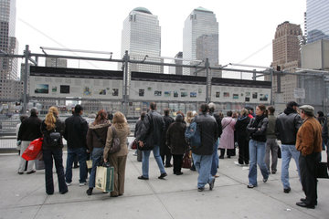 New York  Menschen informieren sich ueber die Ereignisse am Ground Zero