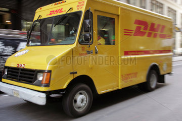 New York  Lieferwagen von DHL auf einer Strasse