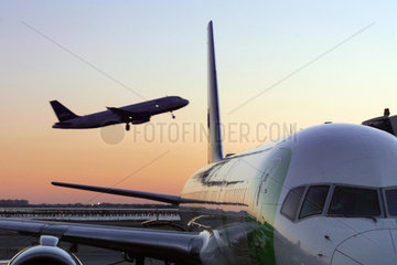 New York  Passagierflugzeuge auf dem Flughafen JFK