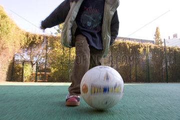 Berlin  Kind beim Fussballspielen
