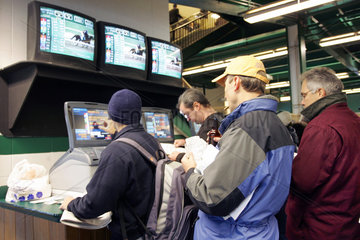 New York  Menschen beim Wetten an elektronischen Wett-Terminals auf der Rennbahn Belmont Park