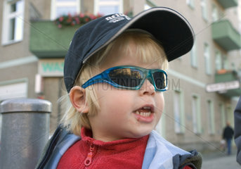 Berlin  Kleinkind mit Muetze und Sonnenbrille