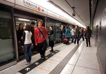 Hong Kong  Reisende auf dem U-Bahnhof