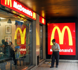 Hong Kong  Reinigungskraft wischt vor einer Filiale von McDonalds