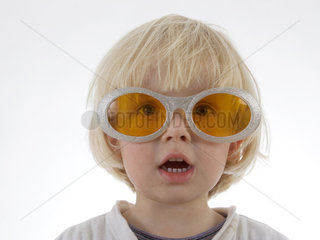 Kleinkind mit Sonnenbrille