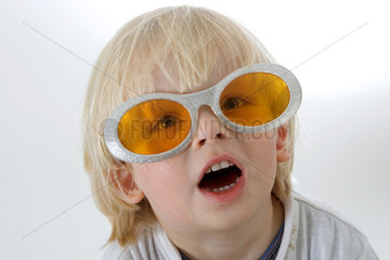 Kleinkind mit Sonnenbrille