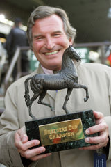 New York  Georg Baron von Ullmann im Portrait mit dem Siegerpokal des Breeders Cup