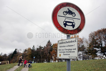 Symbolfoto  Schild Kraftfahrzeuge und Motorraeder verboten