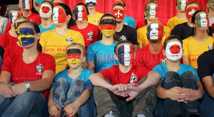 Ehrenamtliche Helfer der Fussballweltmeisterschaft 2006 mit bemalten Gesichtern