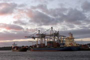 Containerschiff und KueMo im Waltershofer Hafen