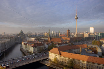 Berlin  Stadtpanorama mit Fernsehturm in Berlin Mitte