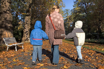 Berlin  Mutter und Kinder beim Herbstspaziergang