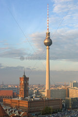 Berlin  Fernsehturm und Alexanderplatz in Berlin-Mitte