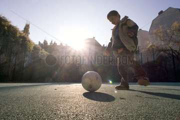 Berlin  Kind beim Fussballspielen