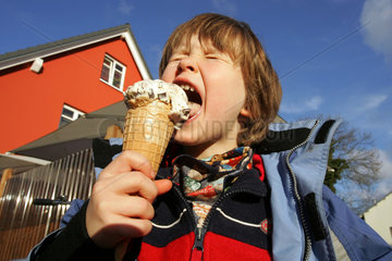 Ein Kind isst ein Eis