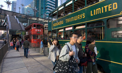 Hong Kong  Passagiere an einer Strassenbahn