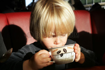 Zingst  Kleinkind trinkt aus einer Tasse