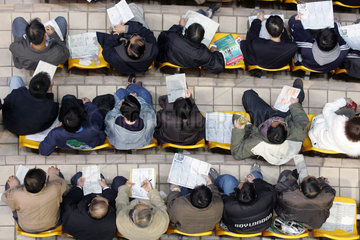 Hong Kong  Menschen sitzen auf einer Tribuene