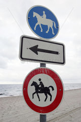Symbolfoto  Schilder Reiten erlaubt und Reiten verboten