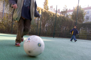 Berlin  Kinder beim Fussballspielen