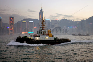 Hong Kong  ein Schlepper vor der Skyline