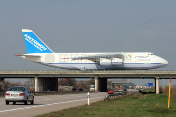 Rollendes Flugzeug und Autos am Flughafen Leipzig-Halle
