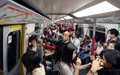 Hong Kong  Reisende in der U-Bahn