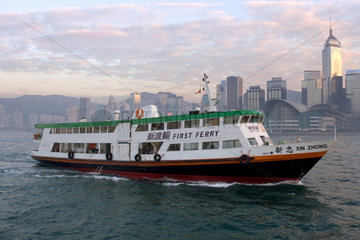 Hong Kong  ein Boot vor der Skyline