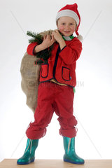 Berlin  Kind als Weihnachtsmann verkleidet