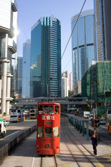 Hong Kong  eine Strassenbahn in einer Haeuserschlucht