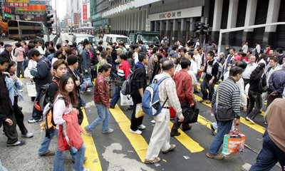 Hong Kong  Fussgaenger auf einer Strasse