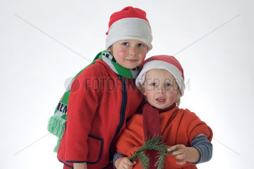 Berlin  Kinder als Weihnachtsmaenner verkleidet