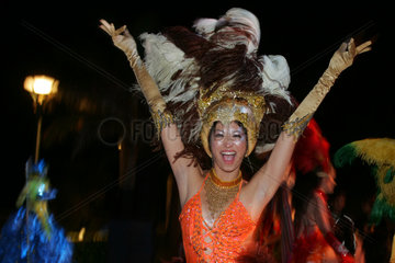 Hong Kong  eine Frau tanzt bei einem Fest