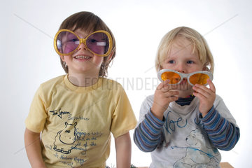 Kinder mit Sonnenbrillen