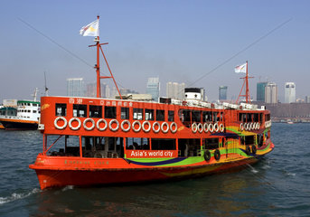 Hong Kong  ein Star Ferry Boot vor der Skyline