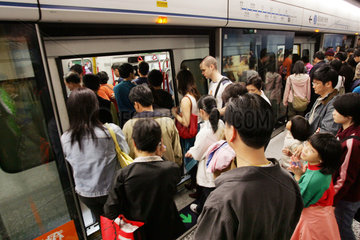 Hong Kong  Reisende steigen in die U-Bahn ein
